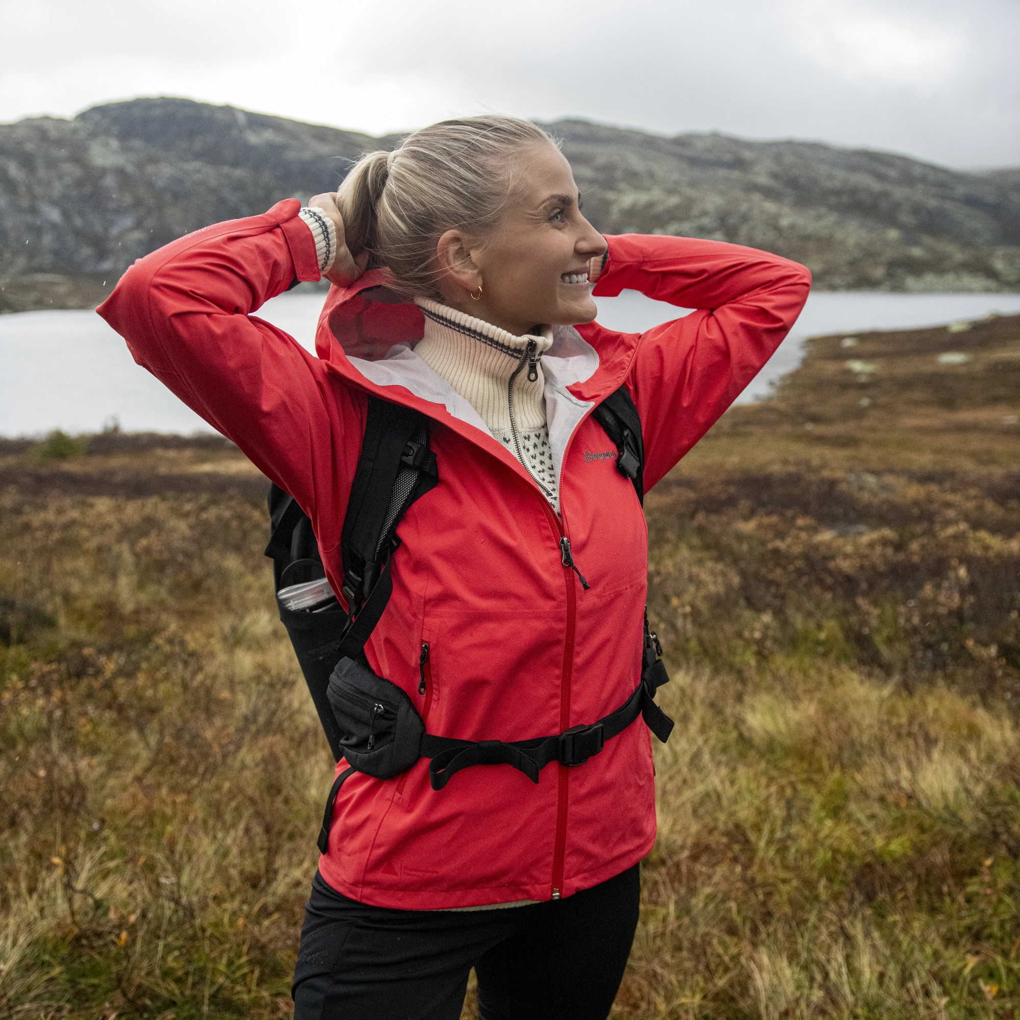 Essentials Rainshell 2.5L Jacket Wm, peachy red