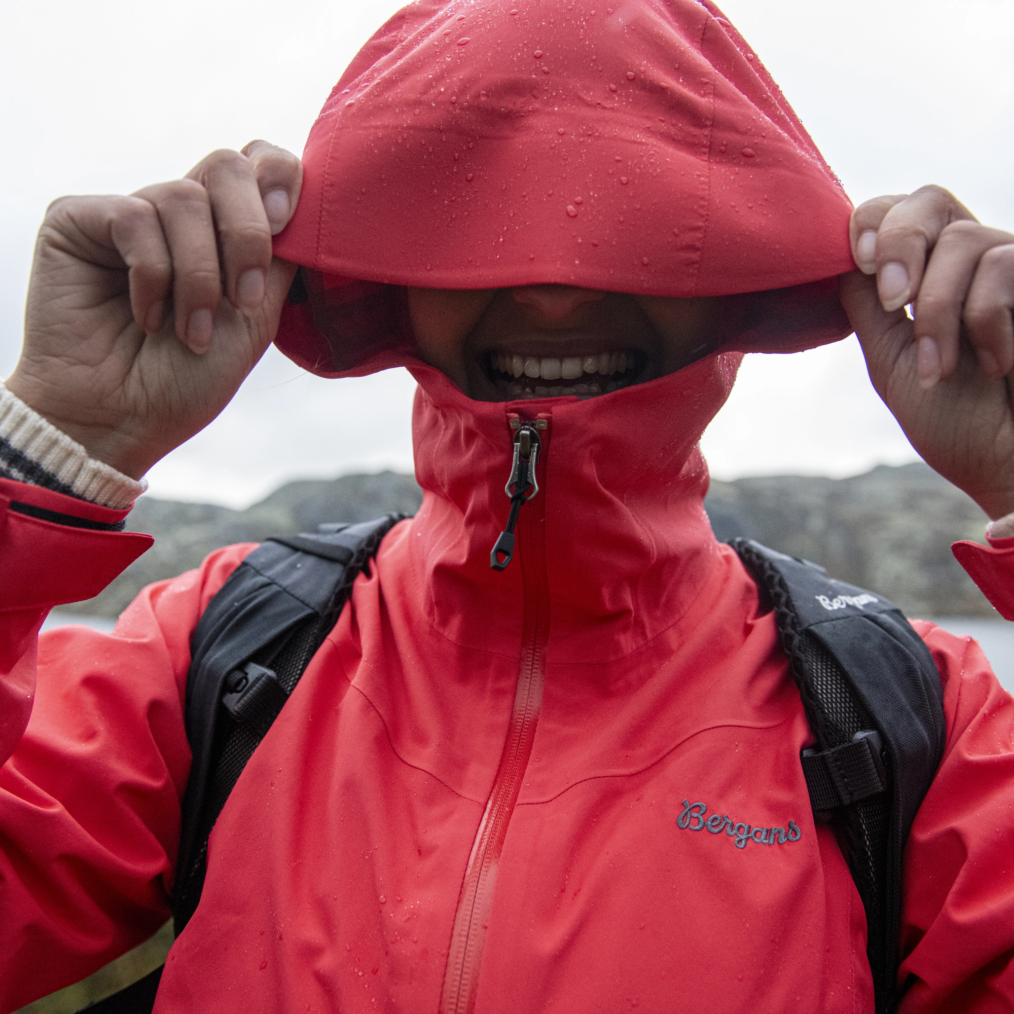 Essentials Rainshell 2.5L Jacket Wm, peachy red