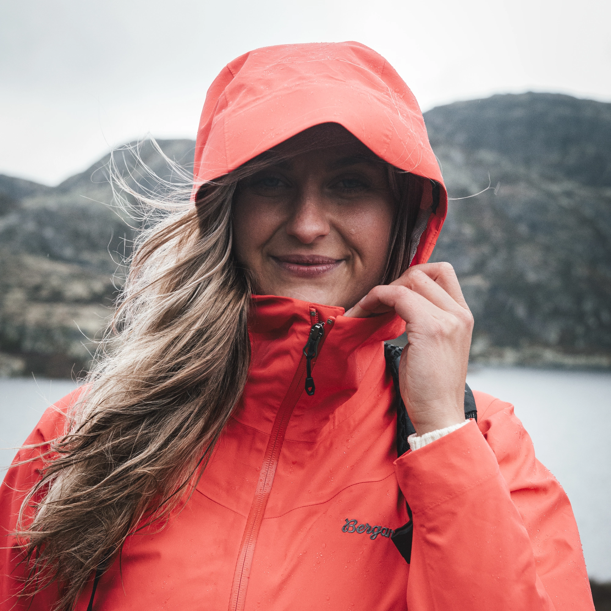 Essentials Rainshell 2.5L Jacket Wm, peachy red